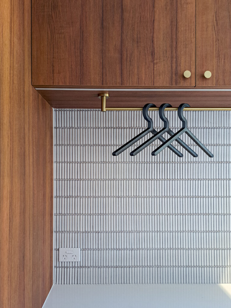 Hanging rail in a laundry