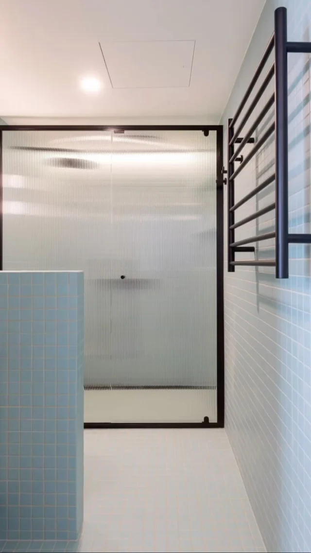 Before/After magic 🪄 

This Richmond townhouse got a whole top level makeover including this cute bathroom. 

So fresh and bright, love the transformation. 

🔨 @the_inside_project 
📸 @danimages 

#beforeandafter #beforeafter #bathroomdesign #bathroom #bathroomgoals #mosaic #mosaictile